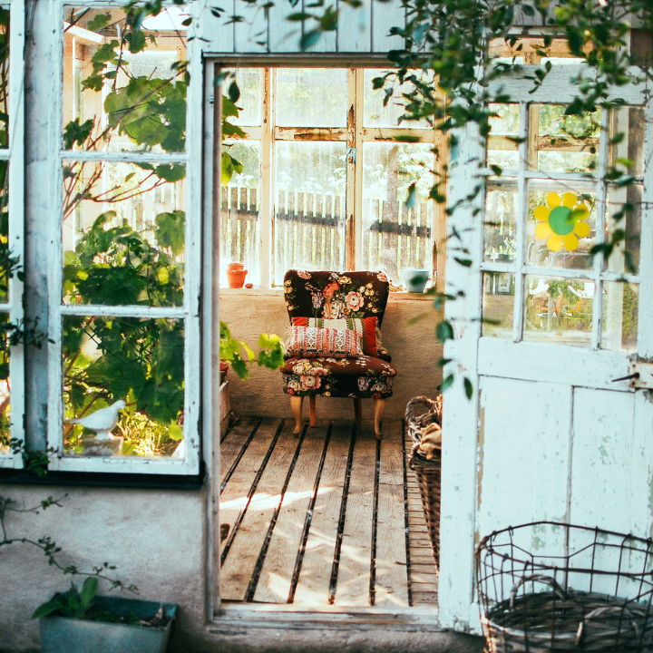 The Charm of Antique Garden Decor: From Cast Iron Urns to Whimsical Statues