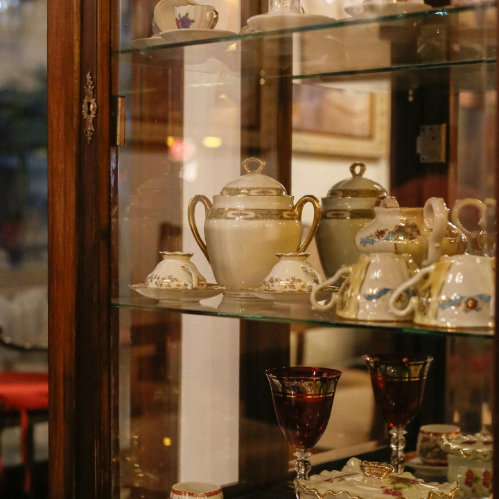 Vintage Thanksgiving Tablescapes – Hosting with Heirloom Charm