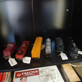 Postwar Lionel Engine and Tender Train Set