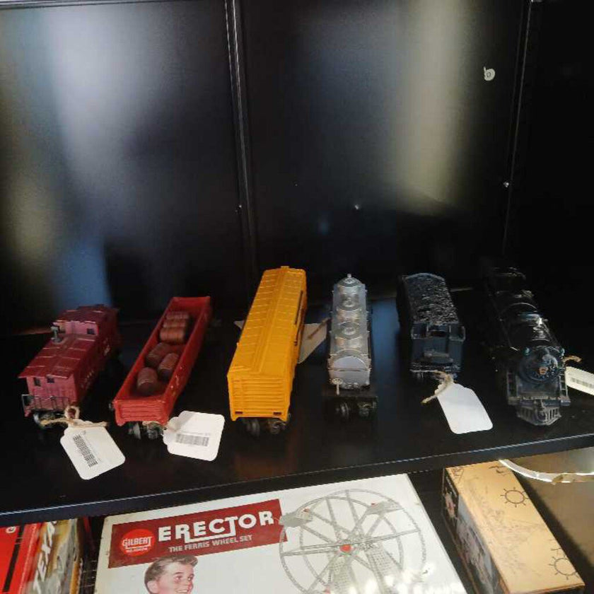 Postwar Lionel Engine and Tender Train Set