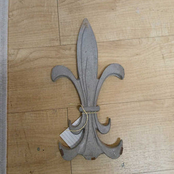 TM metal fleur de lis