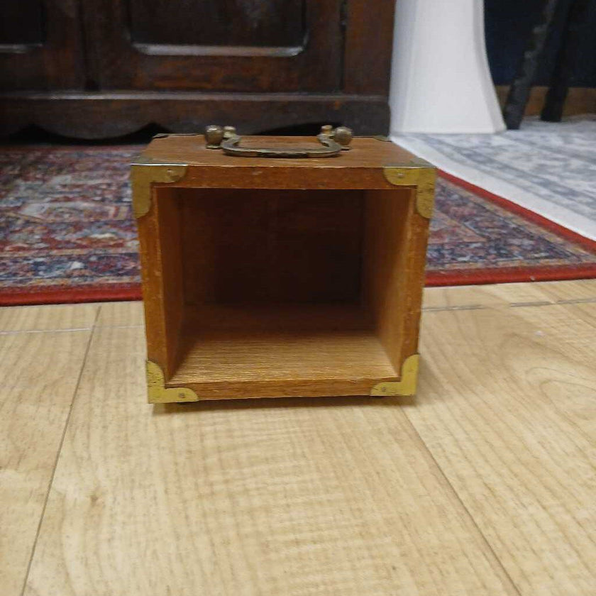 TM small wooden box with handle