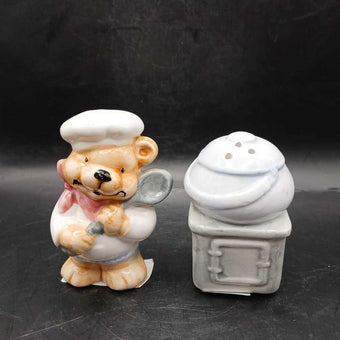 Bear Chef and Stove Salt Pepper 1 of 2