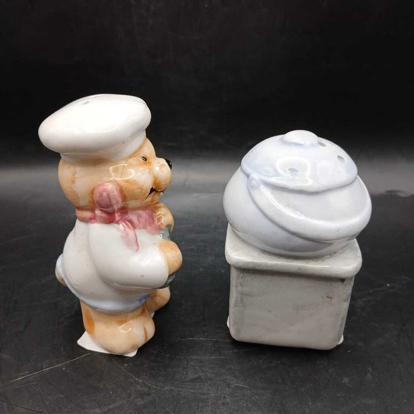 Bear Chef and Stove Salt Pepper 1 of 2