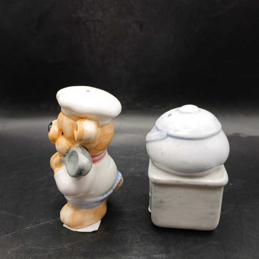 Bear Chef and Stove Salt Pepper 1 of 2