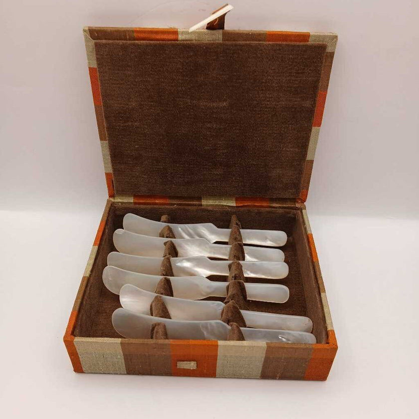 Vtg mother of pearl caviar spreader/knife set of 6 in original box
