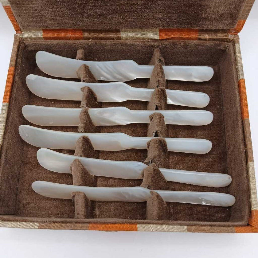 Vtg mother of pearl caviar spreader/knife set of 6 in original box