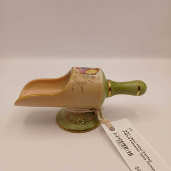 SGK Japan Hand Painted Footed Porcelain Spice Scoop