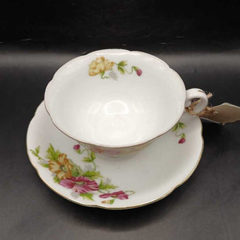 VTG Porcelain Footed Floral Teacup & Saucer (Japan) 