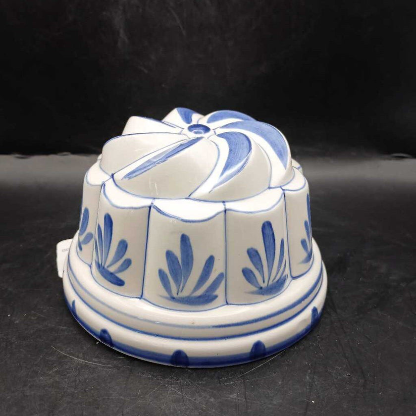 Small Porcelain Ceramic Bundt Cake Pan Blue White Country Farmhouse Wall Hanging