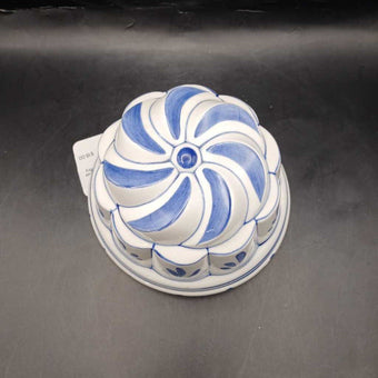 Small Porcelain Ceramic Bundt Cake Pan Blue White Country Farmhouse Wall Hanging