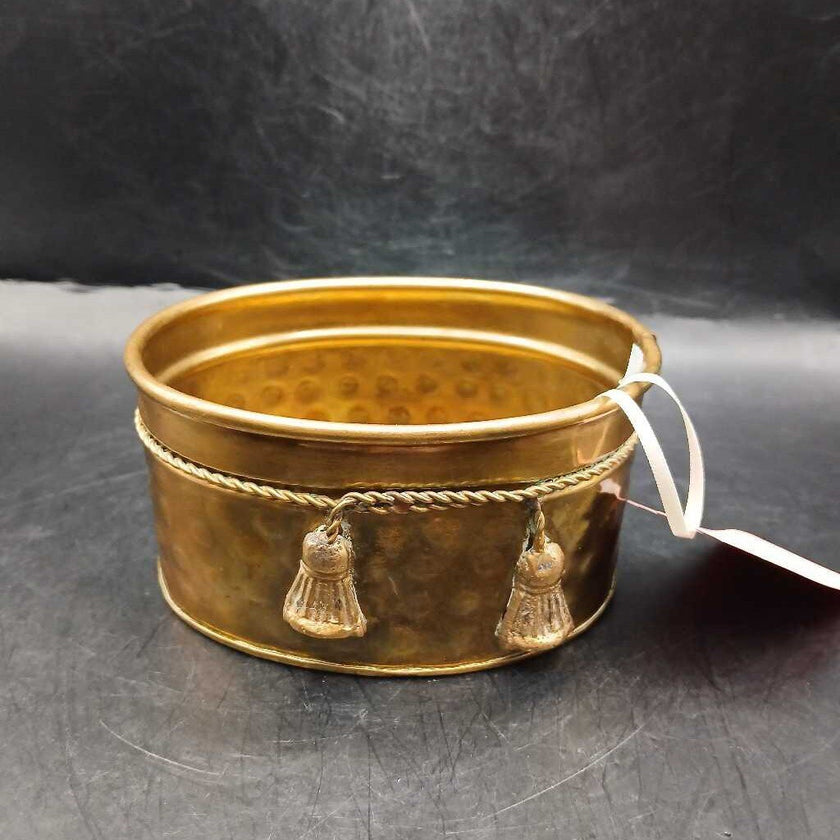 Mini brass tassel tub