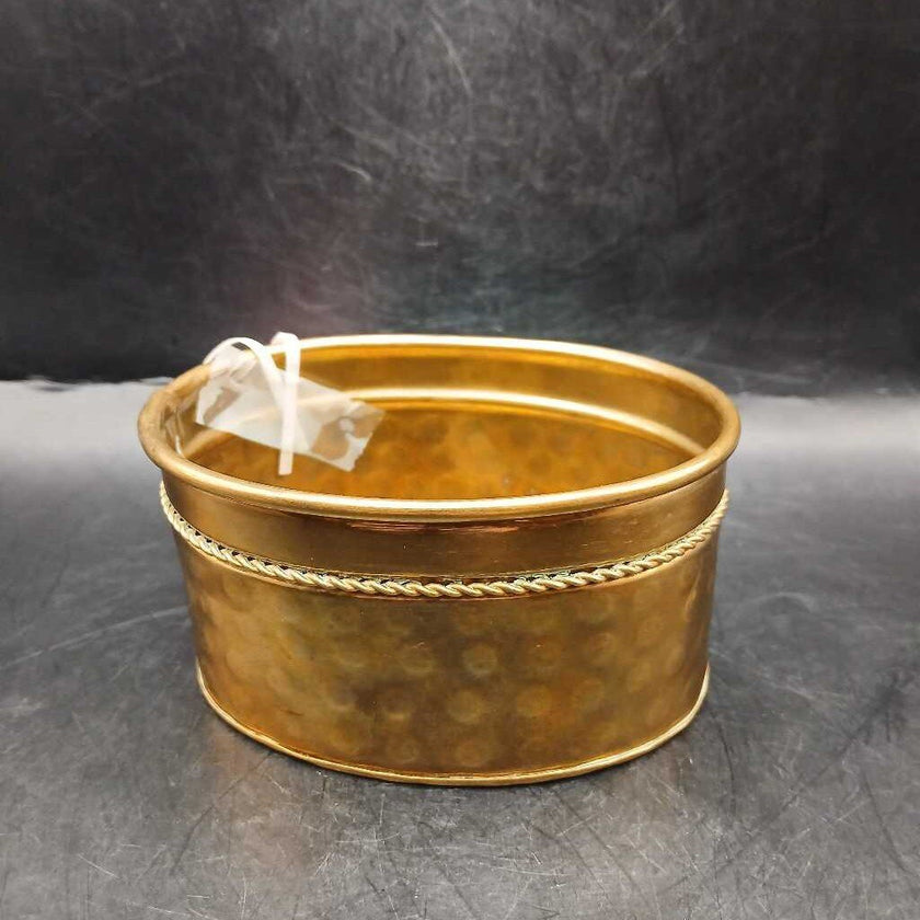 Mini brass tassel tub