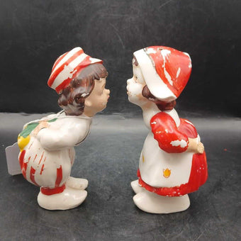 Vintage kissing Dutch SALT AND PEPPER V