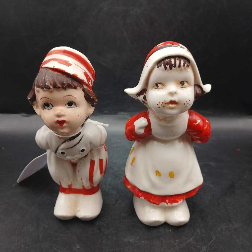Vintage kissing Dutch SALT AND PEPPER V
