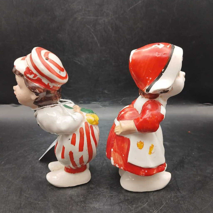 Vintage kissing Dutch SALT AND PEPPER V