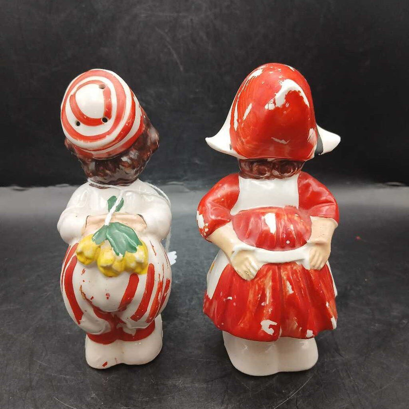 Vintage kissing Dutch SALT AND PEPPER V