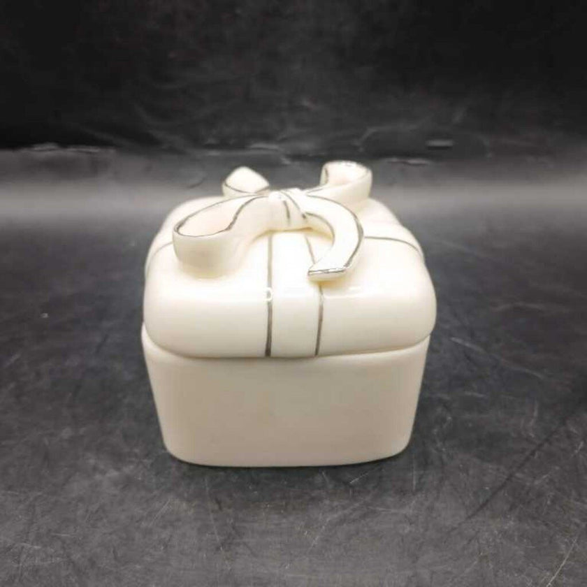 Vintage Friedman's Jewelry Box Ivory with Silver Accents Bow Ceramic