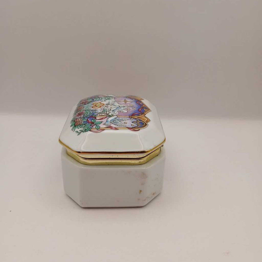 Heritage House Melodies of Christmas Porcelain Music Box 