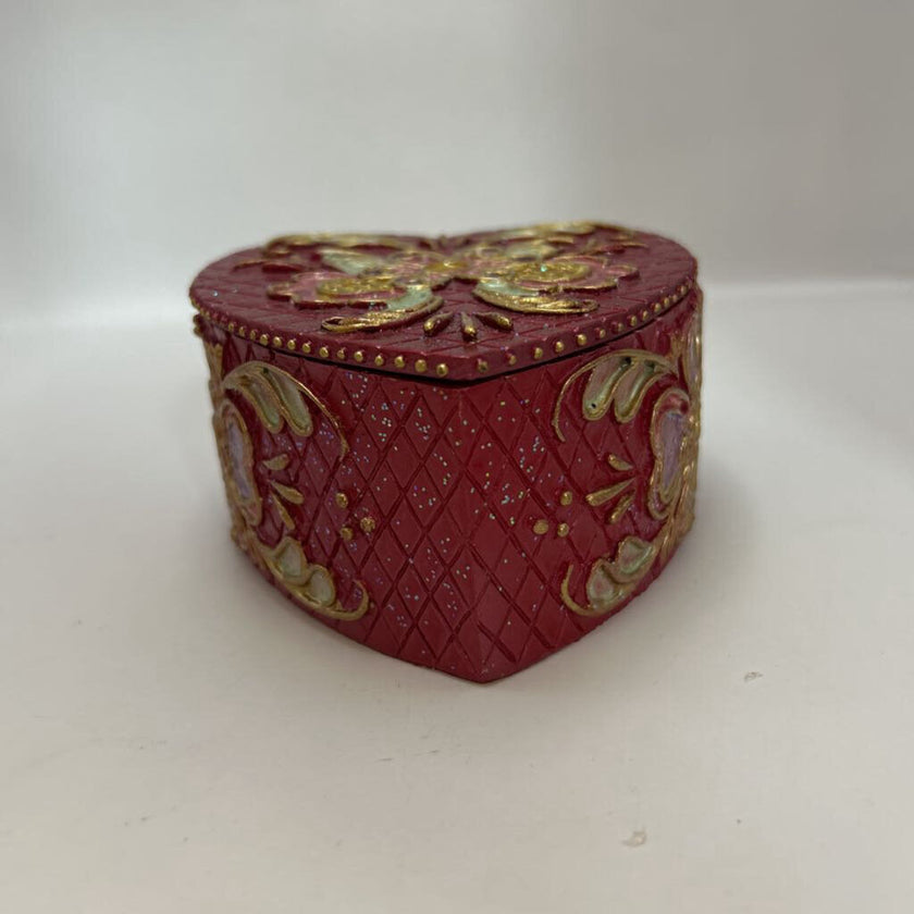 3995 Red Resin Heart Shaped Lidded Box