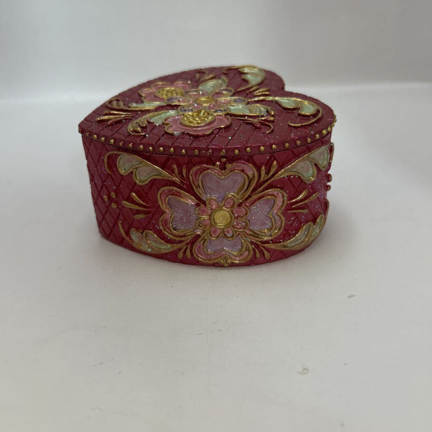 3995 Red Resin Heart Shaped Lidded Box