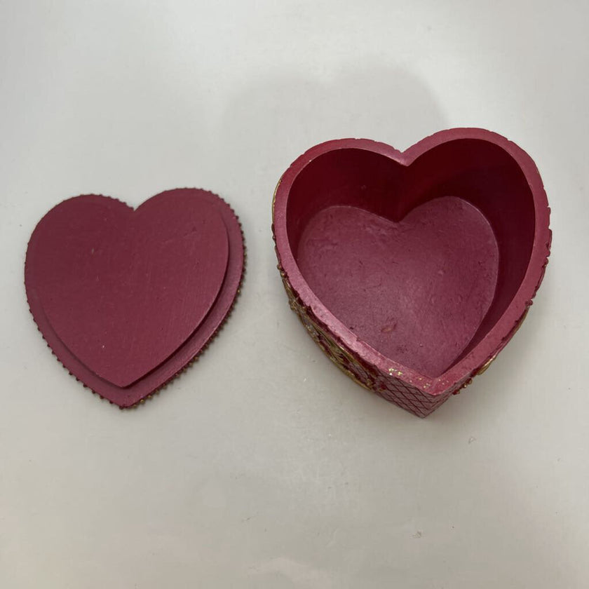 3995 Red Resin Heart Shaped Lidded Box
