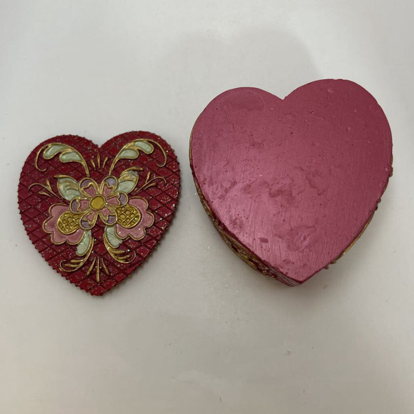 3995 Red Resin Heart Shaped Lidded Box