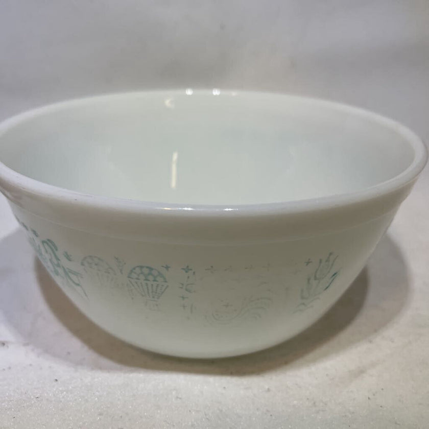 PYREX 1.5qt White Bowl