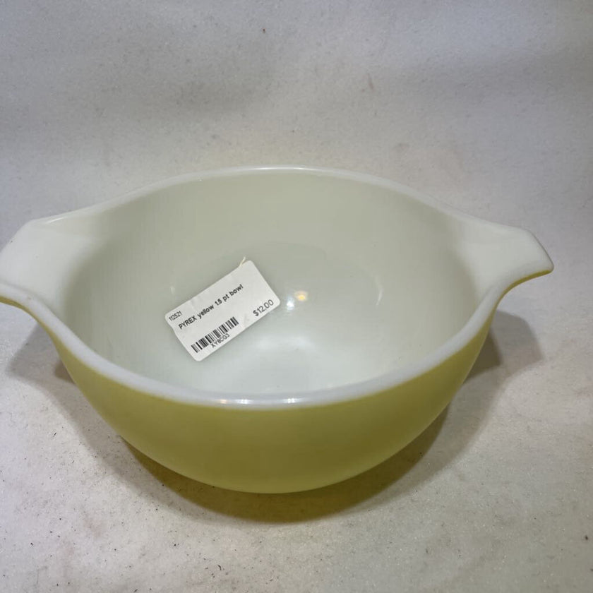 PYREX yellow 1.5 pt bowl 